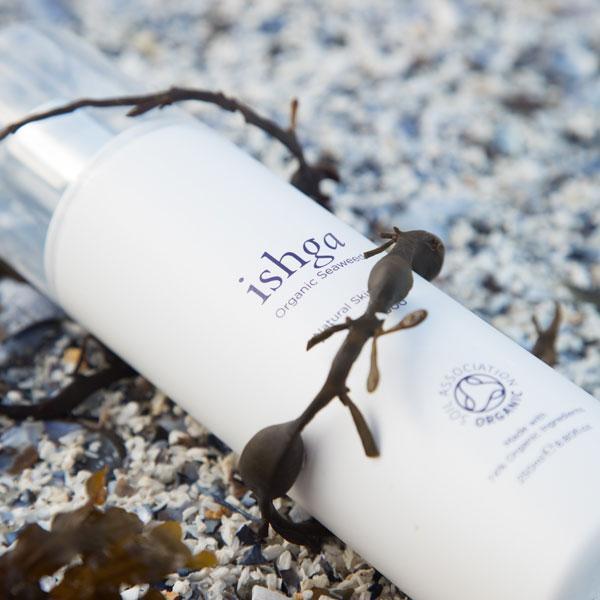 A bottle of ishga Organic Seaweed Shampoo wrapped in seaweed